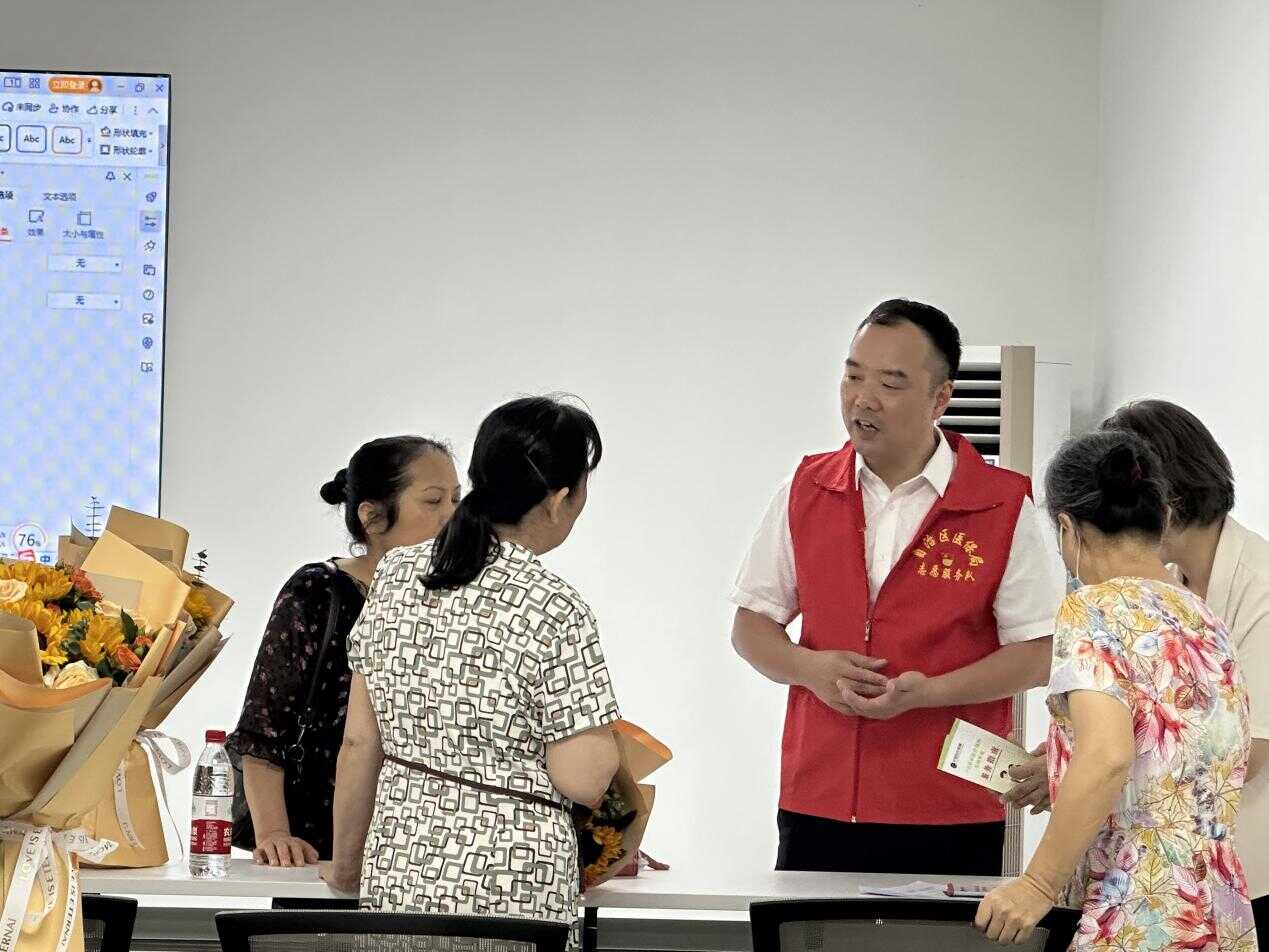 自治区医保局党员志愿者为群众答疑解惑.png